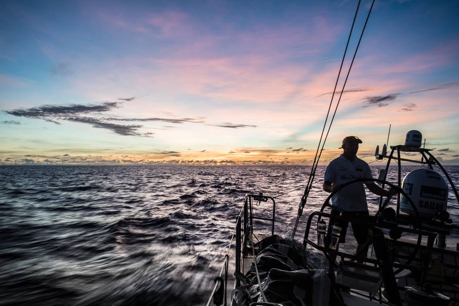 Volvo Ocean Race. Una suggestiva immagine di Justin Slattery al timone nel tramonto (Getty Images)